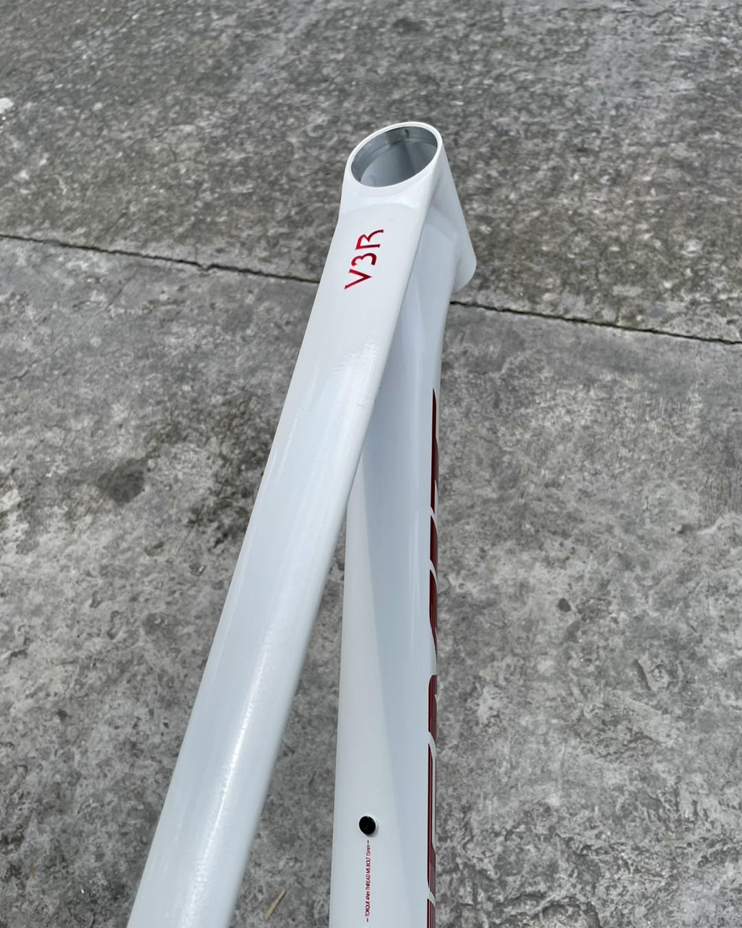Sagmit Brooklyn V3R 29-inch tapered frame, white and red with accessories