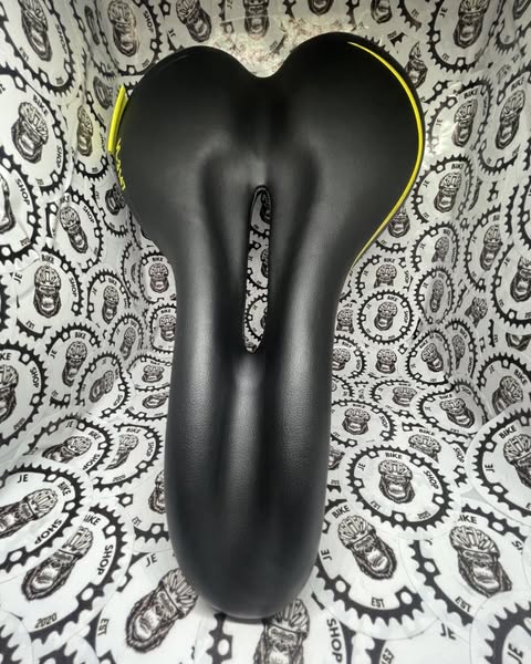 Velo VL-3147 black wide comfortable bicycle saddle.