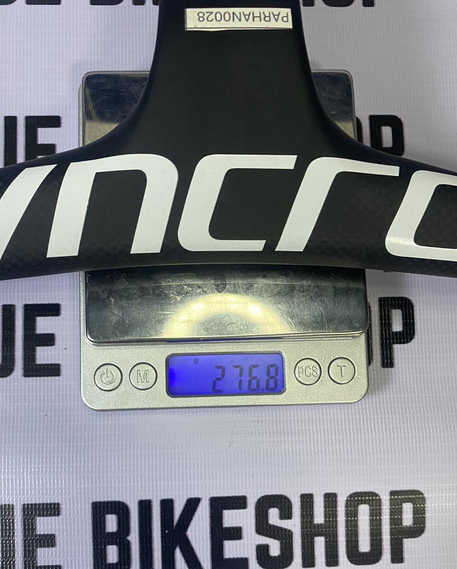 High-performance Syncros 17° integrated carbon handlebar with Barfly.