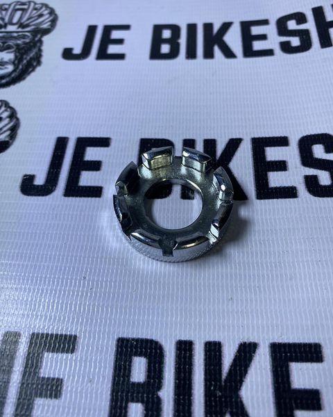 Spoke tightening wrench for MTB and road bikes.