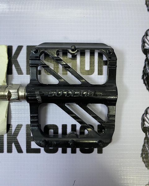 Flat pedals BUCKLOS 1 pair for MTB, commuter, or road bikes.