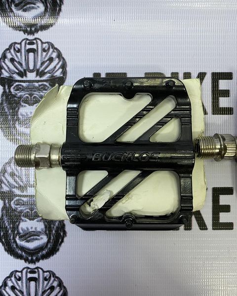 BUCKLOS flat pedals 1 pair for bicycles.