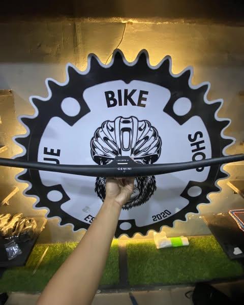 Gemini carbon handlebar 720mm, 80mm rise, ultra-light for trail and road bikes.