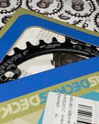 Deckas Oval 32T 96 SH black asymmetric Deore-compatible chainring with 4-hole narrow-wide design.