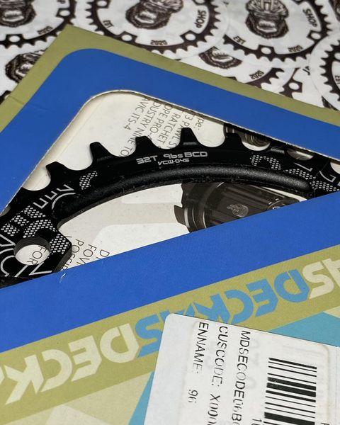 Deckas Oval 32T 96 SH black asymmetric Deore-compatible chainring with 4-hole narrow-wide design.