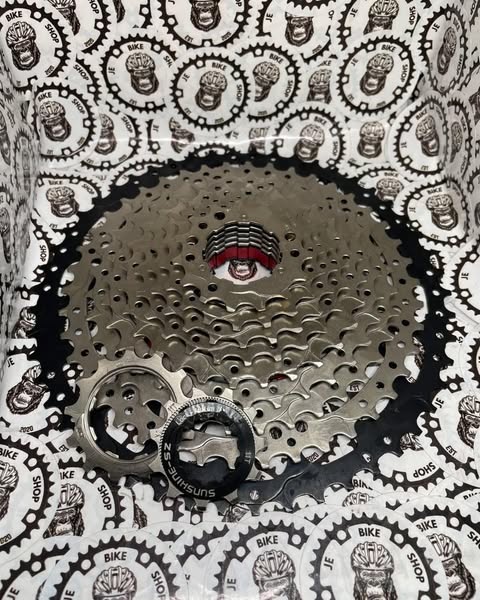 Shimano CUES U6000 11 speed groupset with SGS derailleur, Sunshine 11-50T cassette, and Tanke 126-link chain