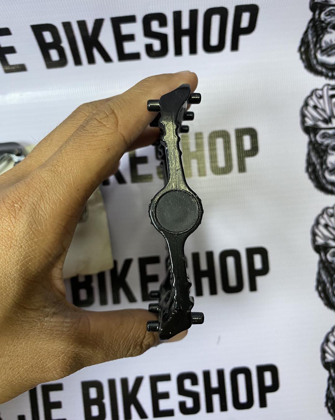 Lightweight BUCKLOS flat pedals 1 pair for all cycling types.