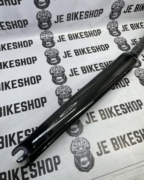 Lightweight 700C full carbon rim for rim brakes, glossy design.