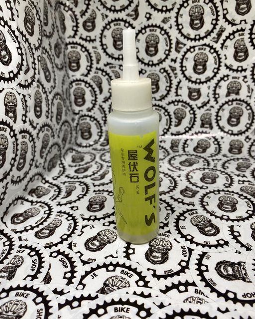 Wolfs chain lubricant for smooth and durable bike chain performance