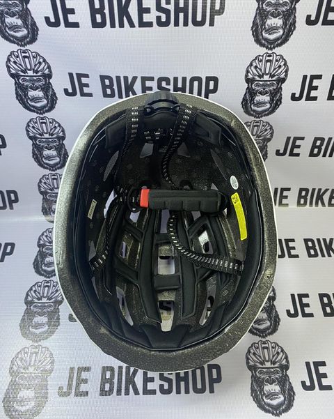 Medium MET Rivale road bike helmet, adjustable 54-60 cm.