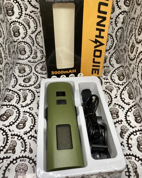 Powerful 5000 lumens bike front light with powerbank