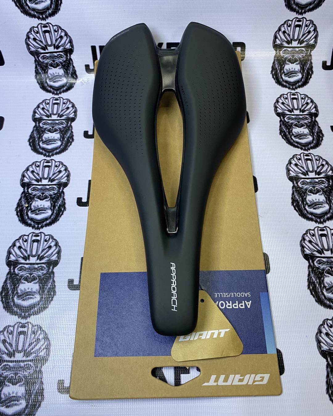 Giant Approach saddle with Uniclip attachment system.