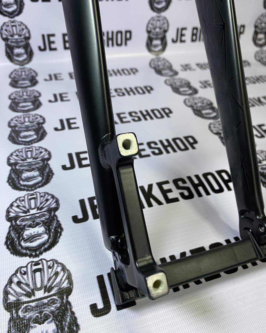 Lutu Wang 27.2mm fork for MTB bikes, glossy black for sleek design