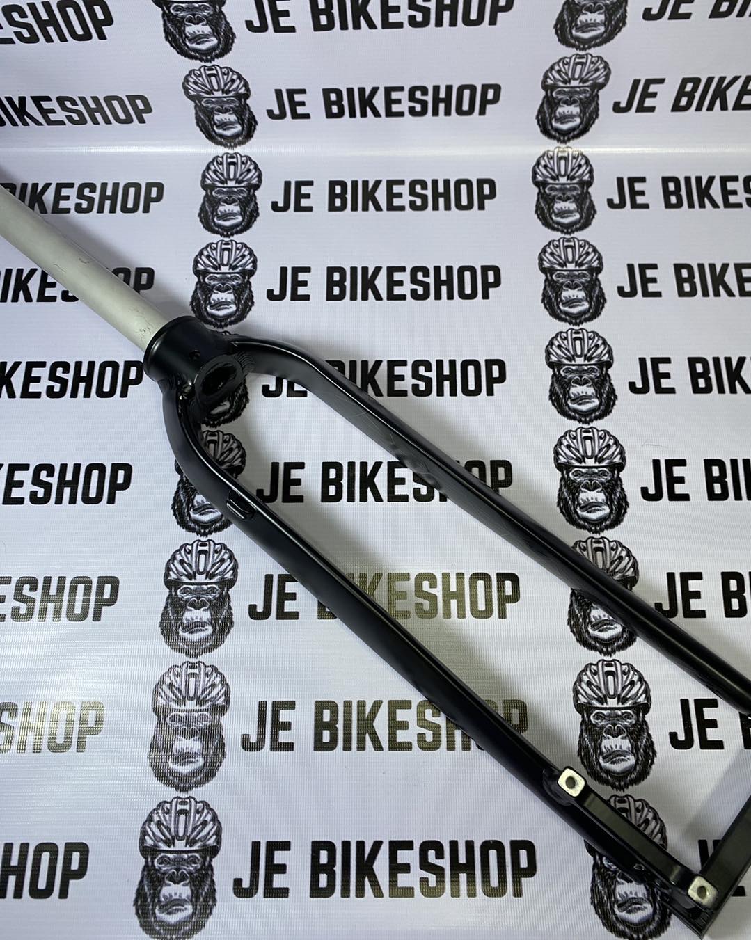 Durable Lutu Wang MTB fork 27.2mm glossy black, ideal for trail riding