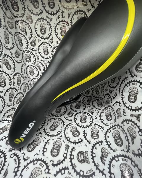 Comfortable Velo saddle VL-3147, malapad design for long rides.