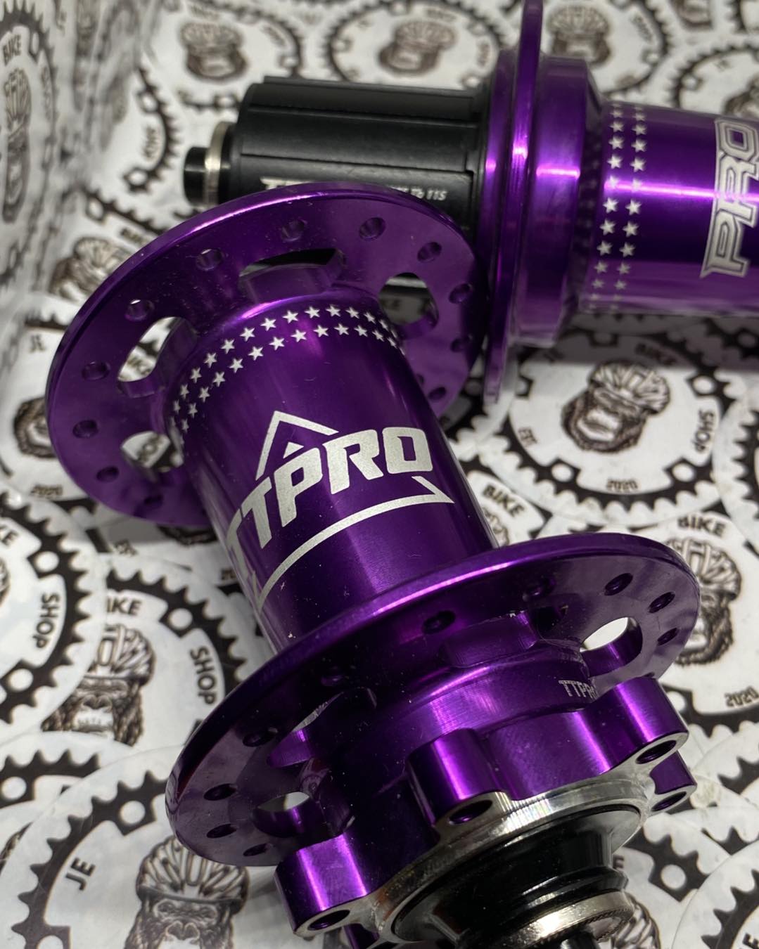 TTPRO 9 hubset 32H, 6 pawls, 3T, 6-bolt QR, included skewers, MTB compatible.