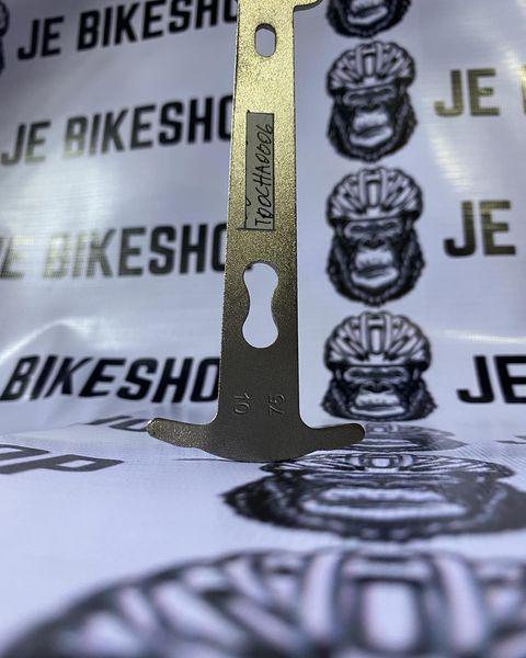 Chain checker for bicycles, durable aluminum construction.