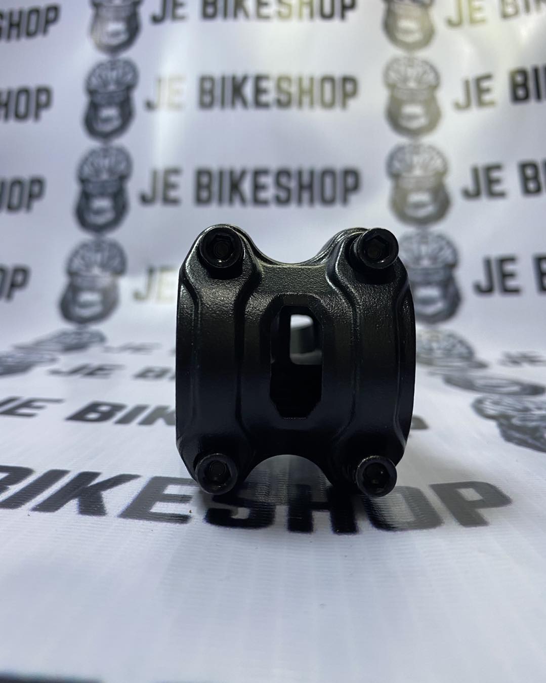 Truvativ Hussefelt slammed stem, aluminum, 70mm, 17-degree rise.