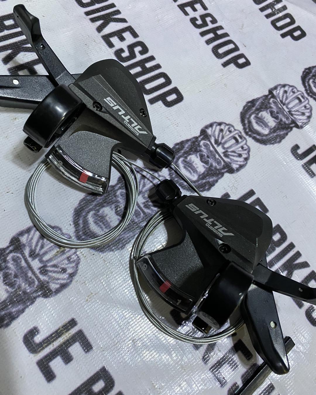 Shimano Altus M370 3x9 speed shifter set left and right