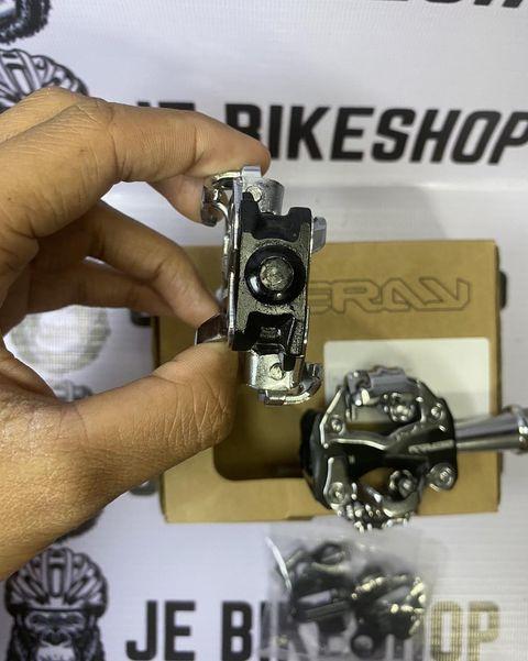 Cycling pedals with cleats ZERAY brand for performance riding.