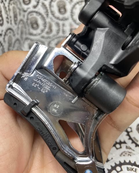 Shimano SLX front derailleur down swing high clamp 2x11-speed.