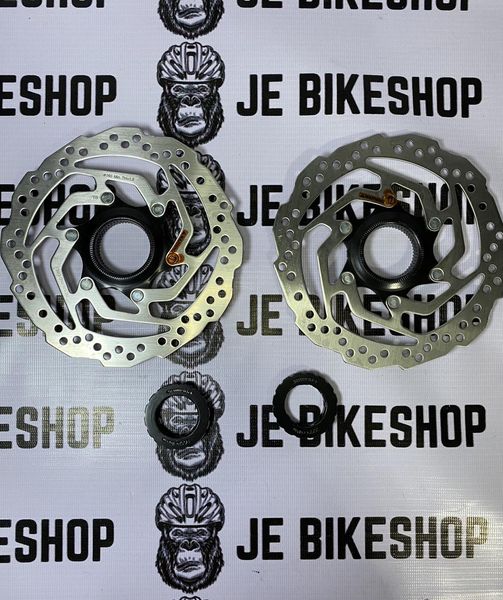 RT10 Center Lock rotor by Shimano for smooth and reliable braking.