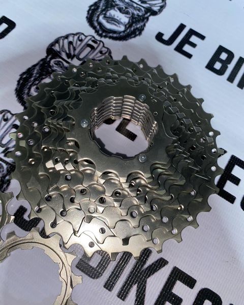 VG Sports 11-speed 11-32T cogs for smooth shifting performance.