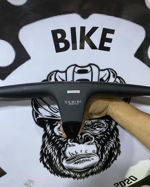 Gemini 80x720 carbon handlebar for high-performance cycling.