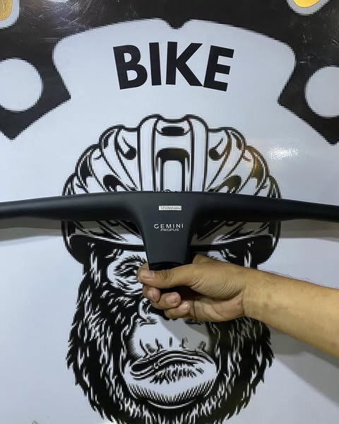 Super light Gemini 720mm carbon handlebar, 80mm rise for mountain biking.