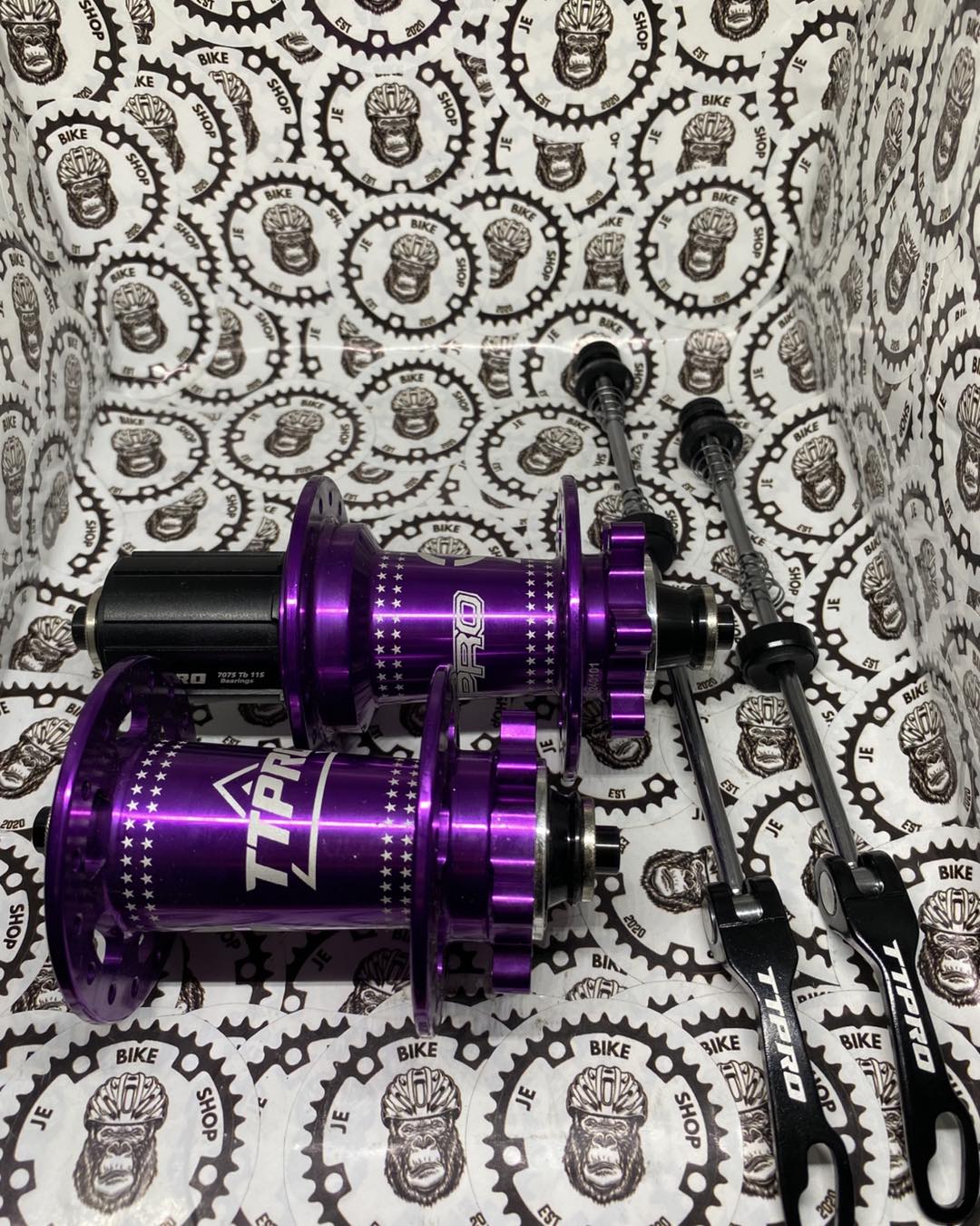 32H TTPRO 9 hub, 6 pawls, 3T, 6-bolt disc, quick release, purple & black.