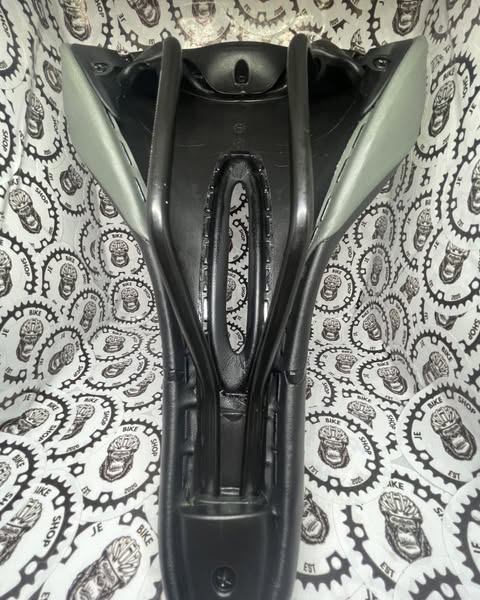 Velo VL3147 black malapad bicycle saddle for MTB and road bikes.