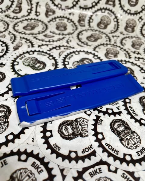 Per piece Schwalbe tire lever for MTB and road bikes.