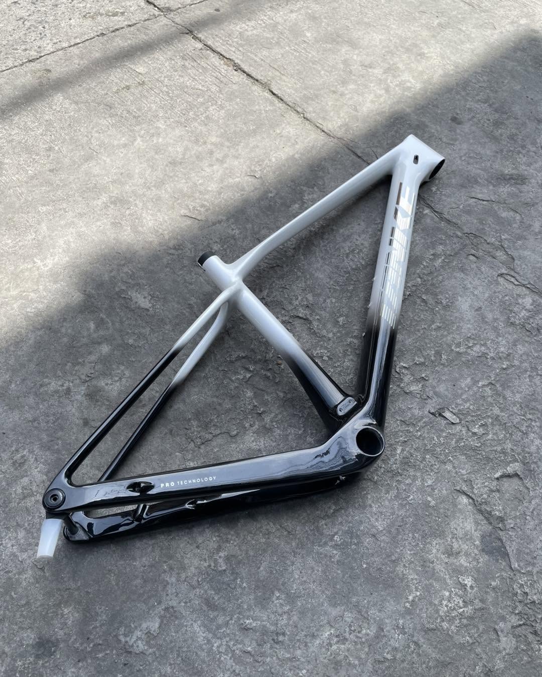 TANKE TK 5, 29ER FULL CARBON V1 THRU AXLE BOOST SIZE “MEDIUM” WHITE BLACK COLOR
