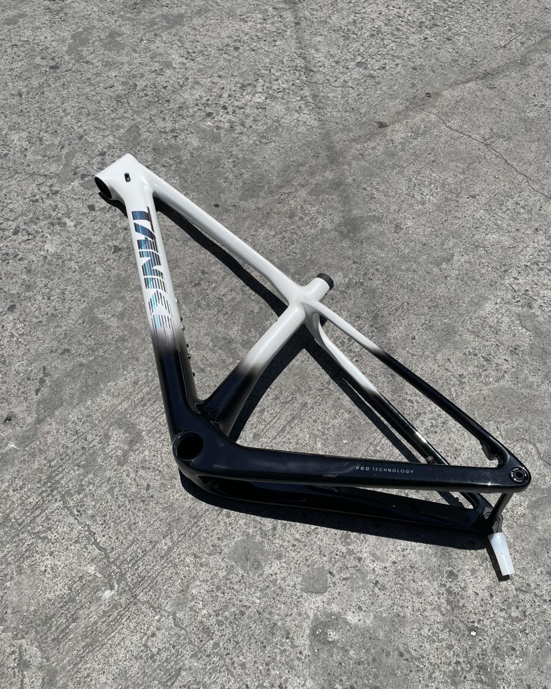 TANKE TK 5, 29ER FULL CARBON V1 THRU AXLE BOOST SIZE “SMALL” BLACK WHITE COLOR