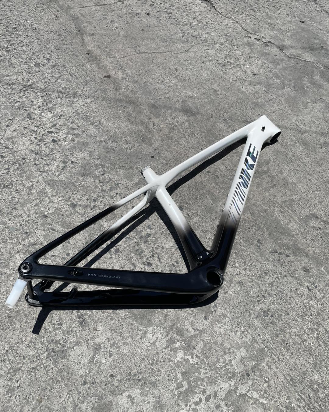 TANKE TK 5, 29ER FULL CARBON V1 THRU AXLE BOOST SIZE “SMALL” BLACK WHITE COLOR