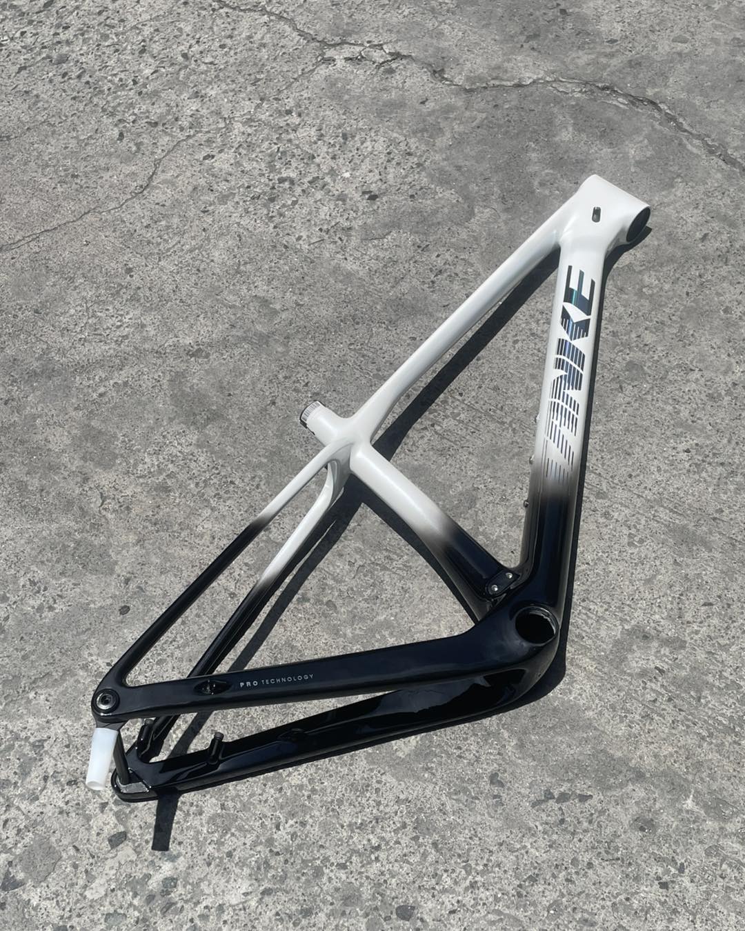 TANKE TK 5, 29ER FULL CARBON V1 THRU AXLE BOOST SIZE “SMALL” BLACK WHITE COLOR