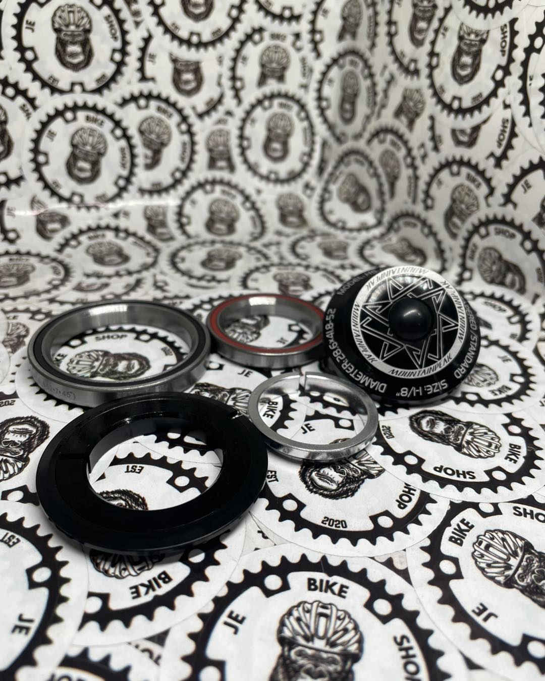 HS 08 BLACK MOUNTAINPEAK HEADSET INTEGRATED TAPERED 41.8 X 52 BEARING SIZE
