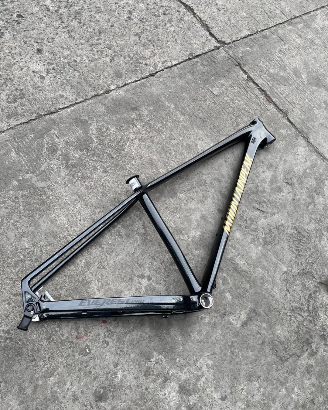 MOUNTAINPEAK EVEREST PRO THRU AXLE 29ER LARGE BLACK GOLD COLOR