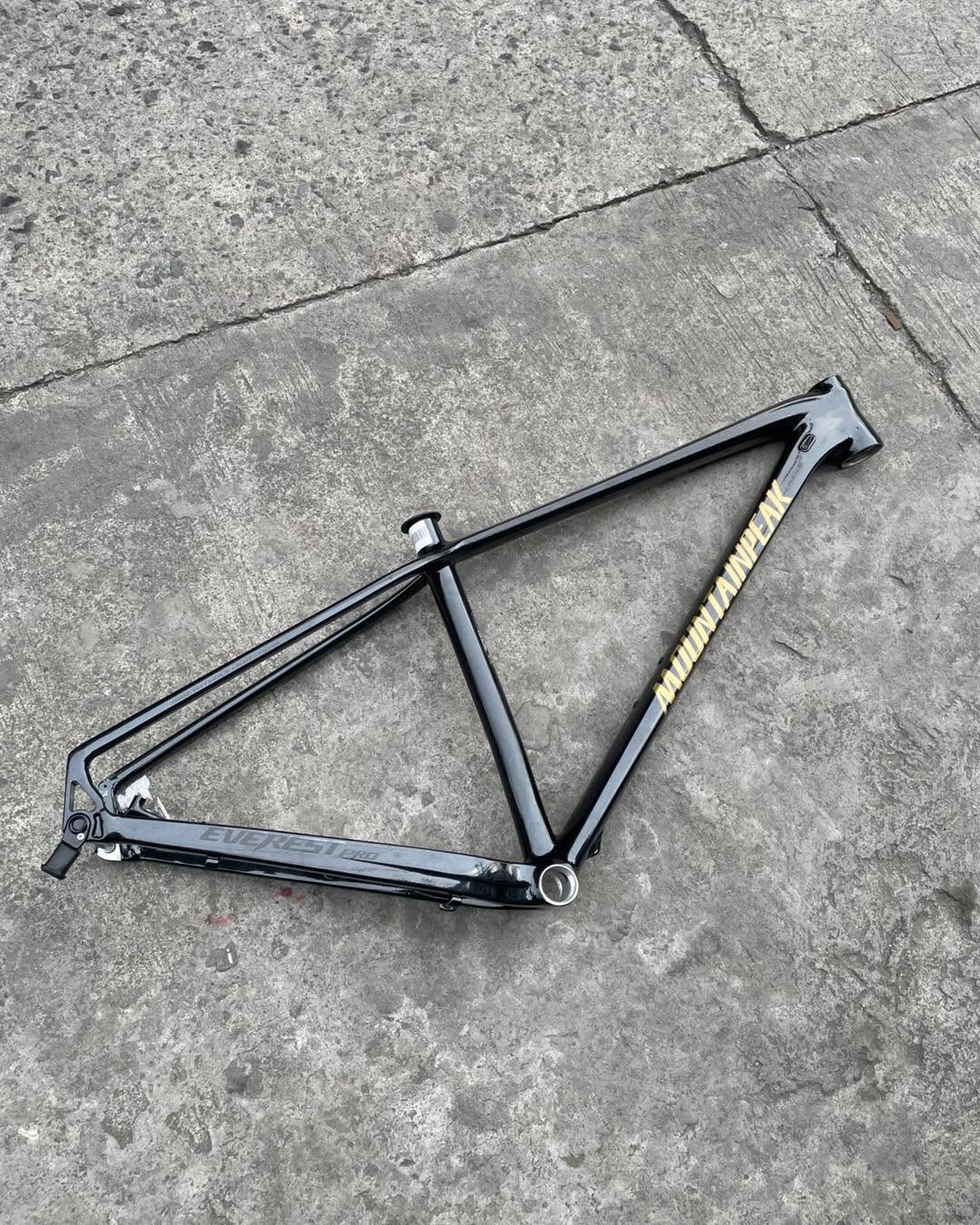 MOUNTAINPEAK EVEREST PRO THRU AXLE 29ER LARGE BLACK GOLD COLOR