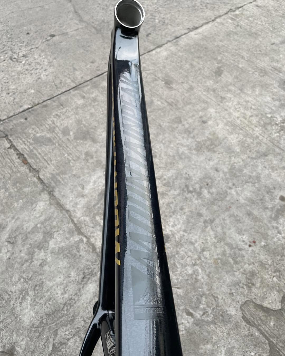 MOUNTAINPEAK EVEREST PRO THRU AXLE 29ER LARGE BLACK GOLD COLOR