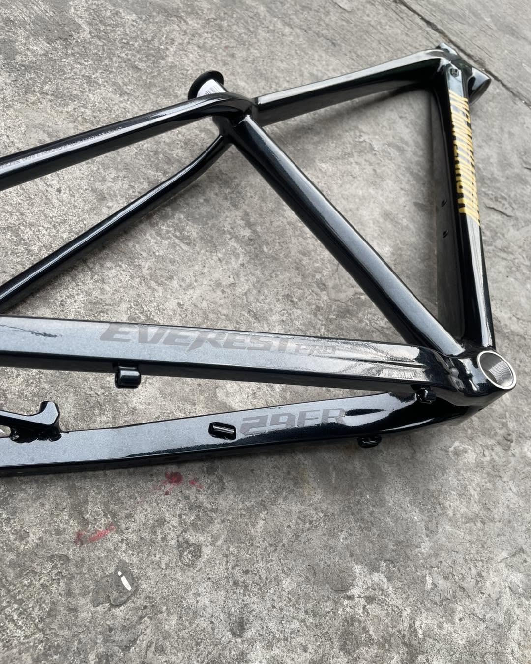 MOUNTAINPEAK EVEREST PRO THRU AXLE 29ER LARGE BLACK GOLD COLOR
