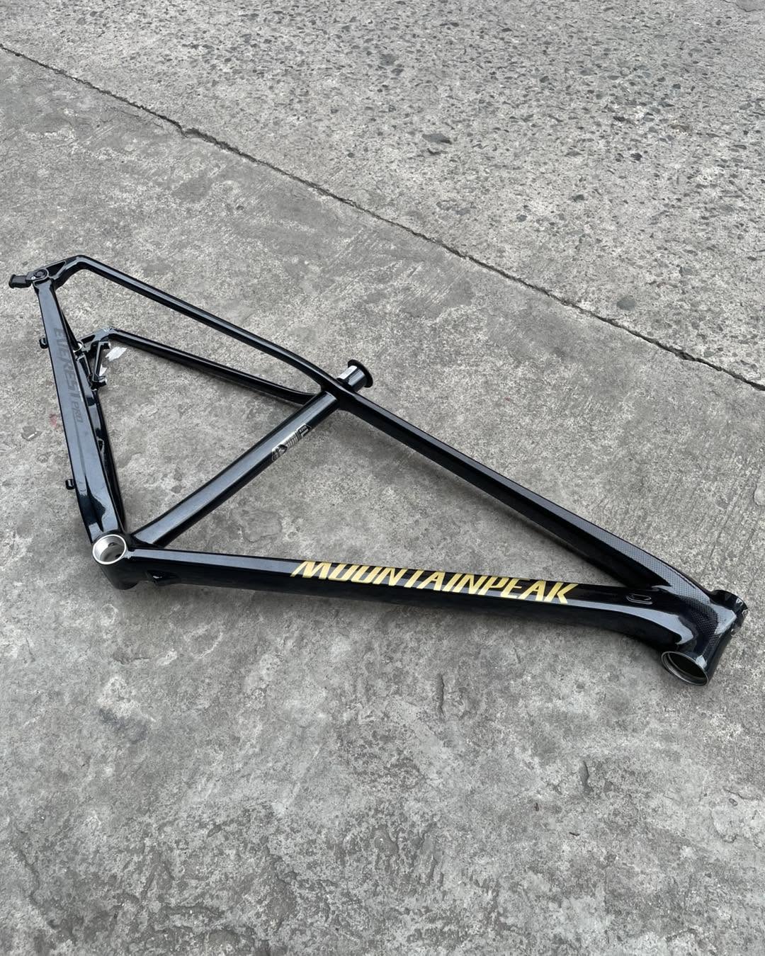 MOUNTAINPEAK EVEREST PRO THRU AXLE 29ER MEDIUM BLACK GOLD COLOR