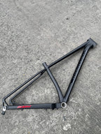 MOUNTAIN PEAK AGILE BLACK RED 27.5 MEDIUM BOOST THRU AXLE