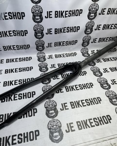 Full carbon 700C rim for rim brake bikes, glossy finish, non-tapered.