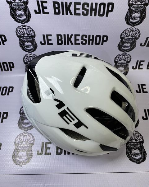 MET Rivale helmet for cycling, size medium, lightweight and ventilated.