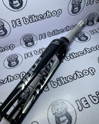 Bicycle fork on a white background with 'JE bike shop' branding.