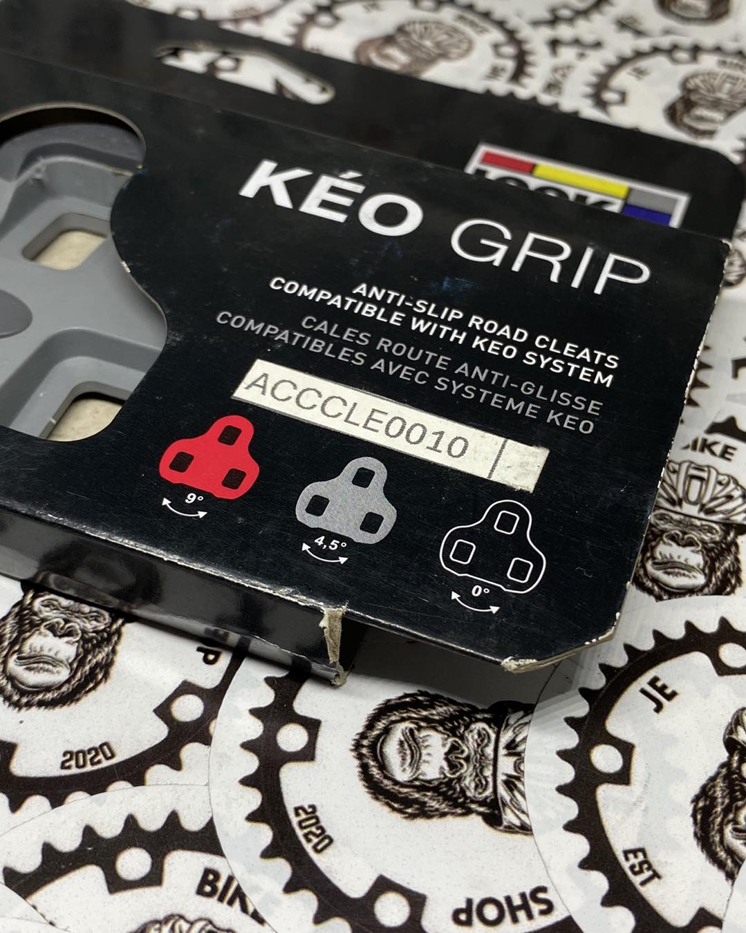 Look KEO Grip gray bike pedal attachment (Bala) for secure footing.