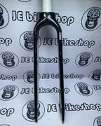 Bicycle fork on a white background with 'JE Bikeshop' branding.