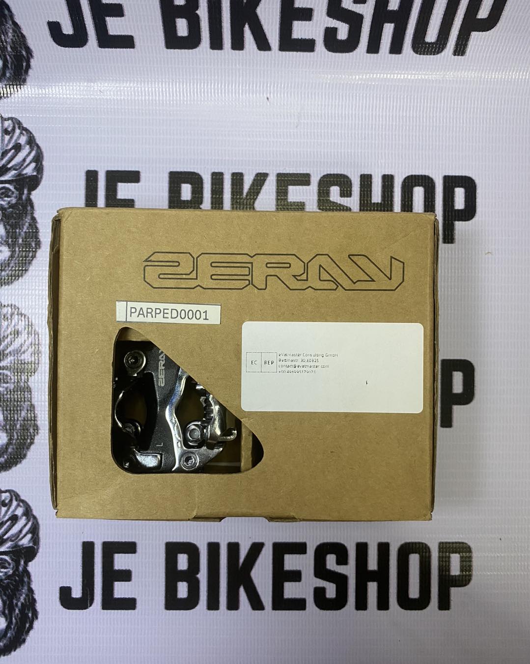 Durable ZERAY clipless pedals with included cleats.