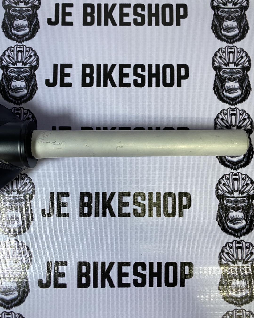 Glossy black Lutu Wang 27.2 MTB suspension fork for off-road cycling